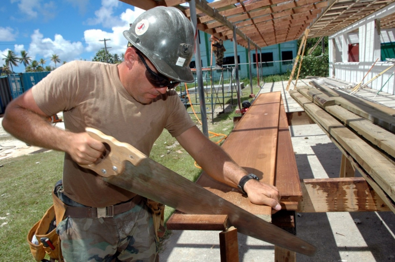 charpentier-LE CANNET-min_worker_construction_building_carpenter_male_job_build_helmet-893290